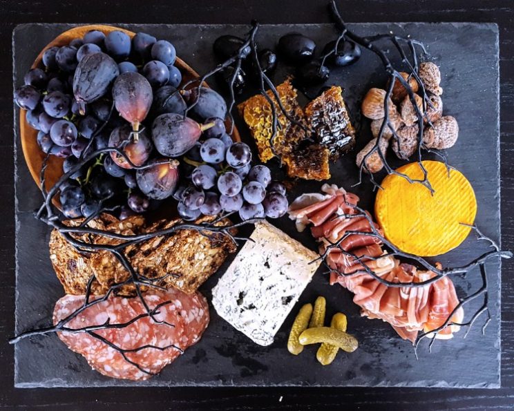 11-Savory-Halloween-Recipes-HalloweenCheeseBoard-FigsGrapes