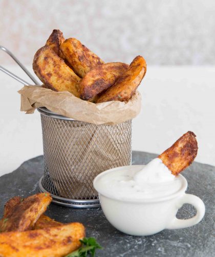 potato wedges served with dip