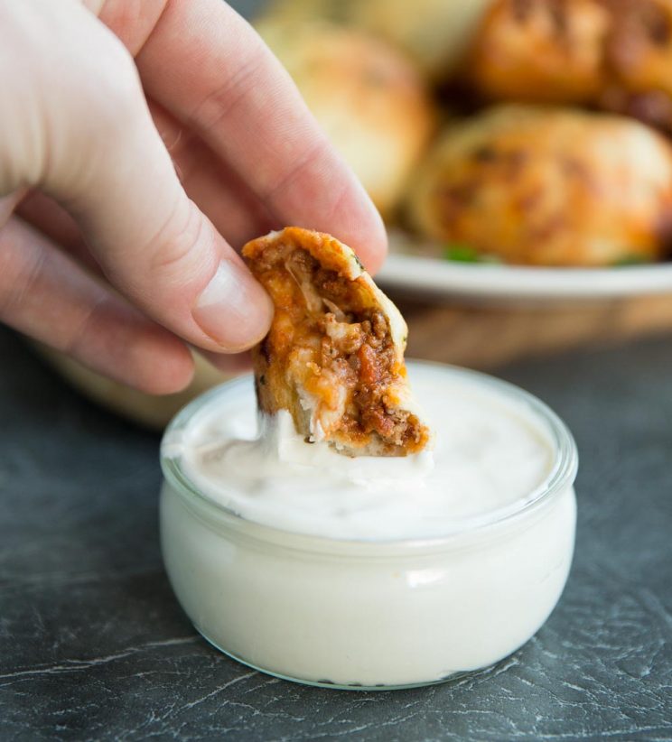 chilli con carne dough balls with sour cream